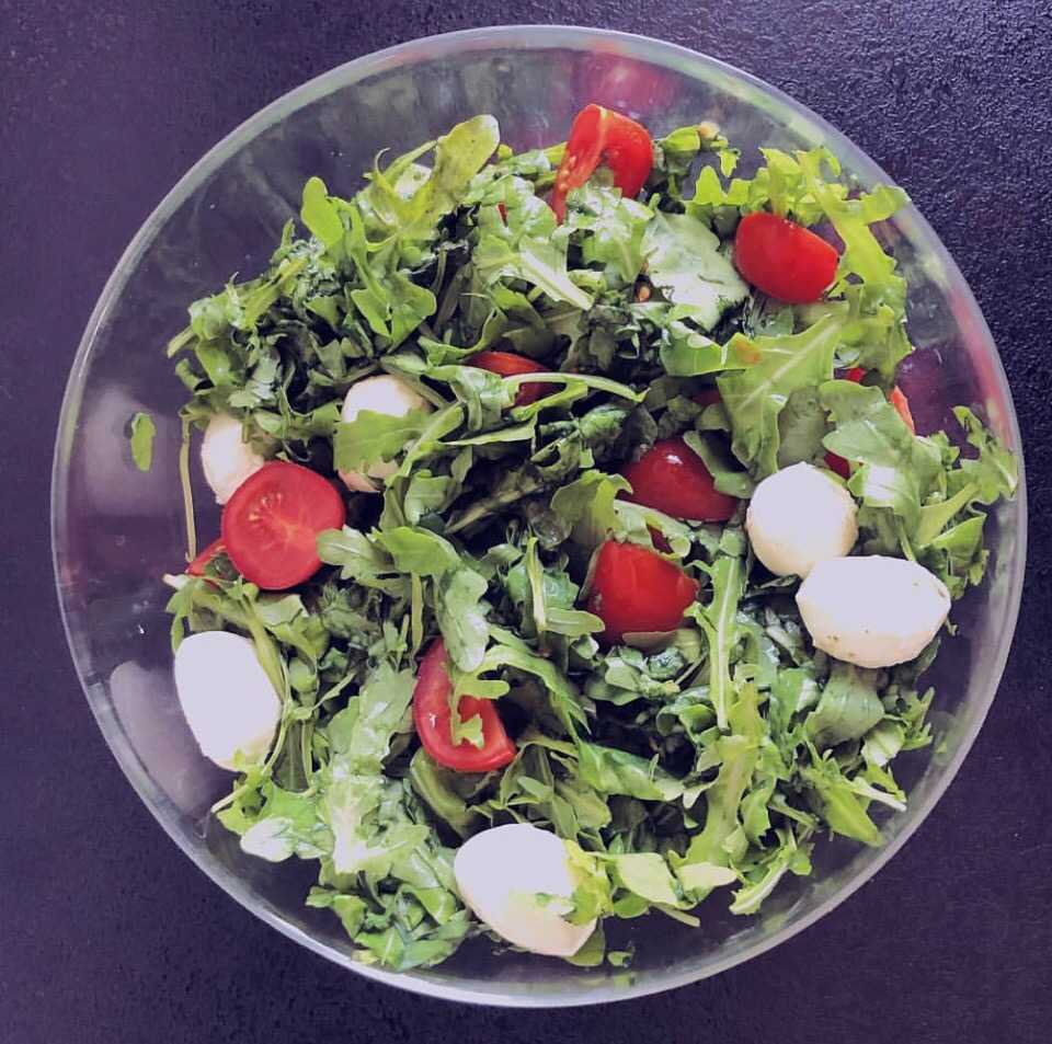 Салат с рукколой - как приготовить вкусное блюдо и заправку по пошаговым рецептам с фото