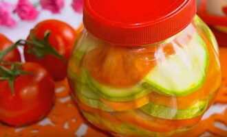 Салаты с помидорами и свежими огурцами: 10 рецептов для яркого лета