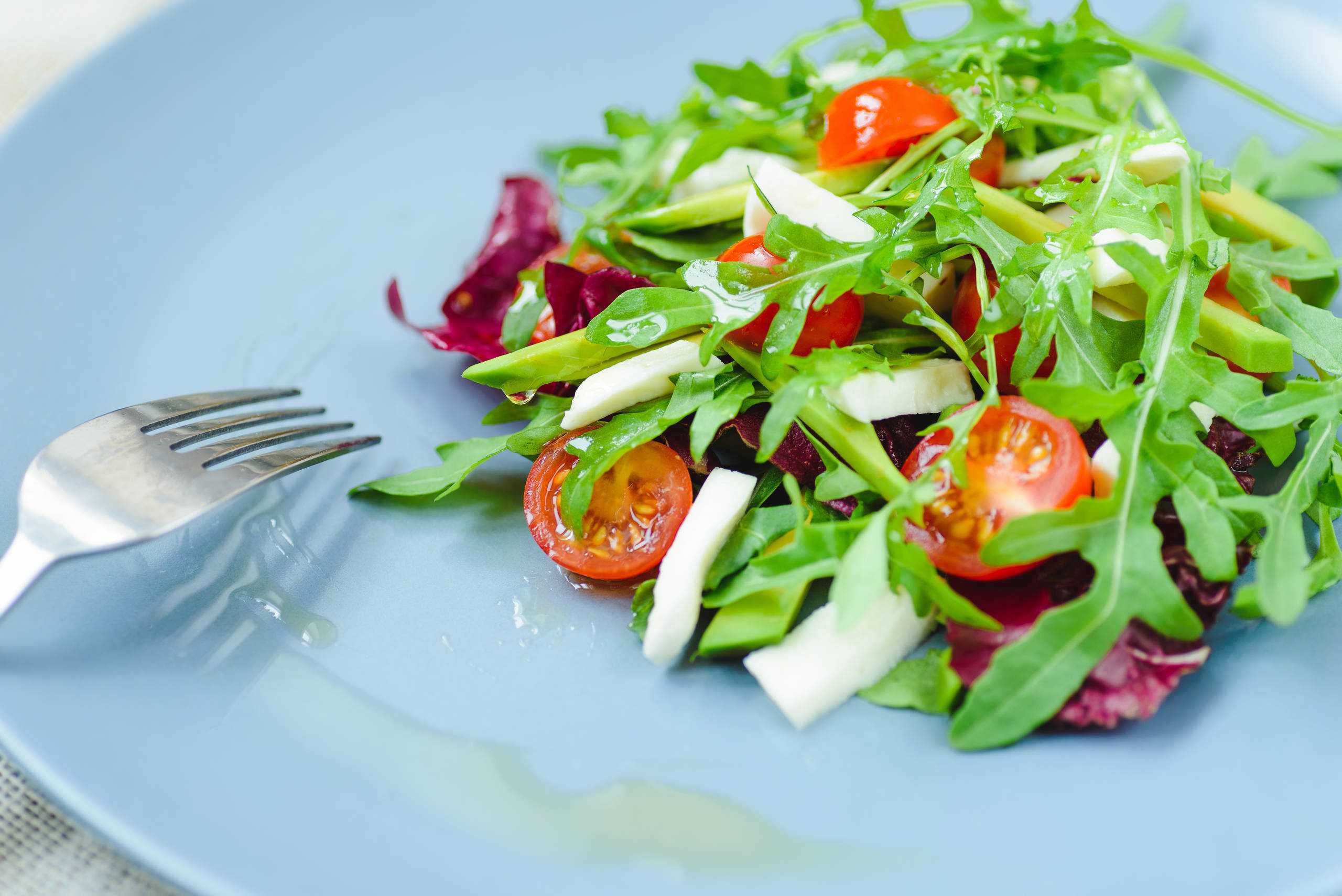 Салат с рукколой, помидорами и сыром: рецепты приготовления