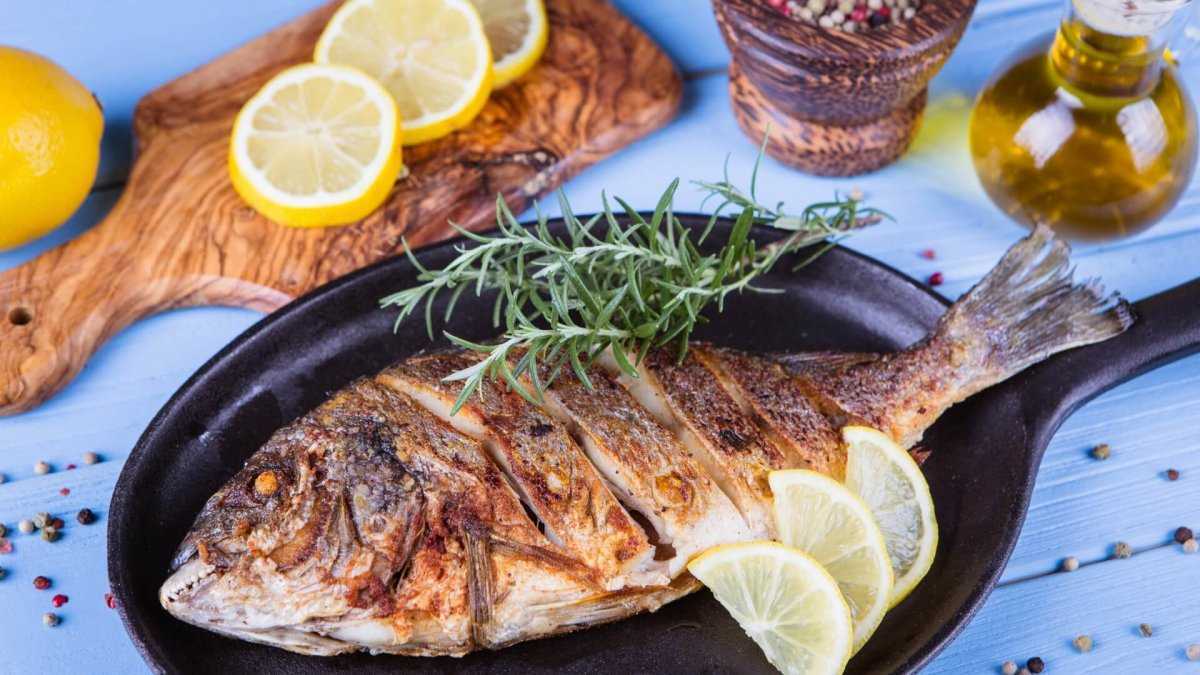 Дорадо, жареная на сковороде: рецепты, как приготовить рыбу целиком или филе - onwomen.ru