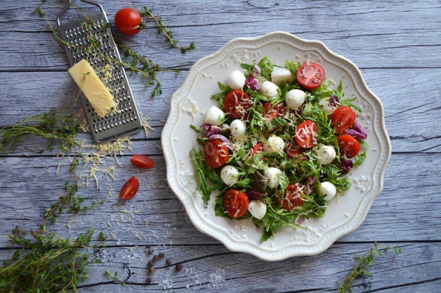 Греческий салат с моцареллой – хорош до последней ложки: рецепт с фото и видео