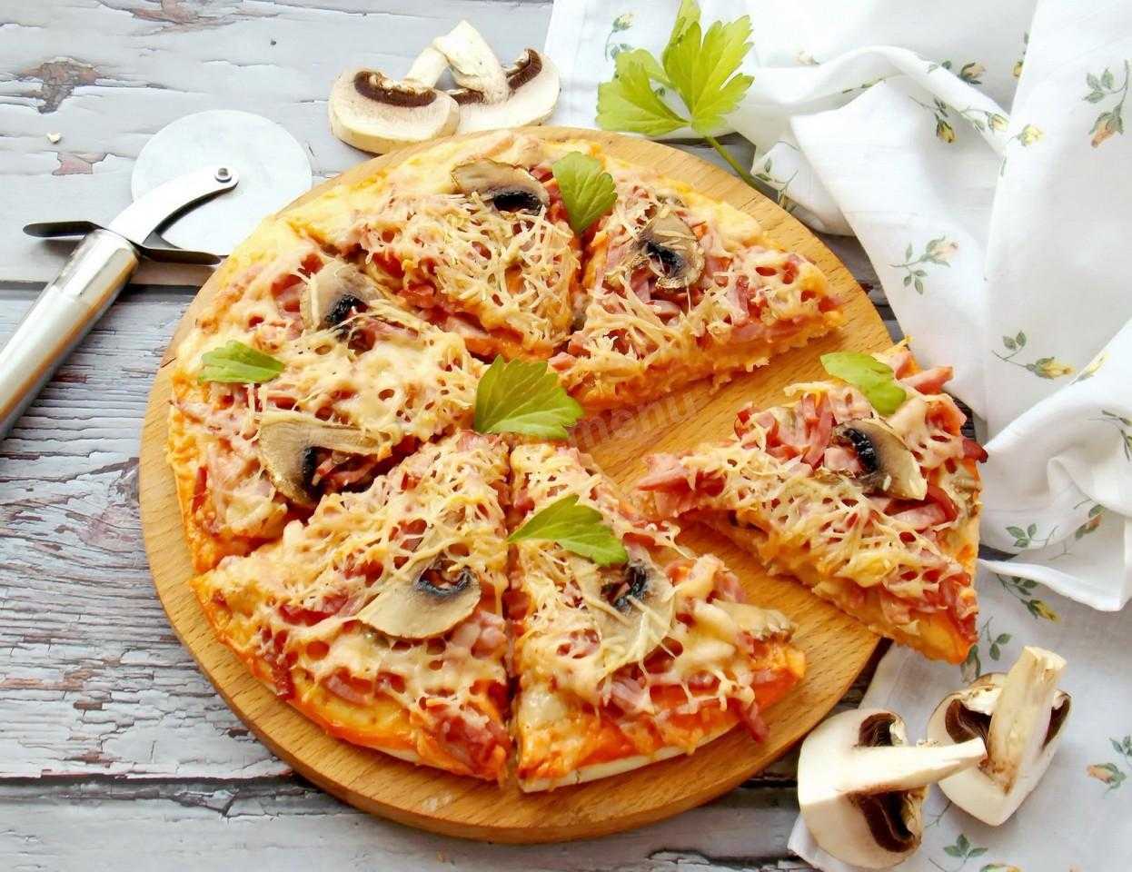 Пицца с грибами, ветчиной и сыром в духовке (тонкое дрожжевое тесто). рецепт с фото