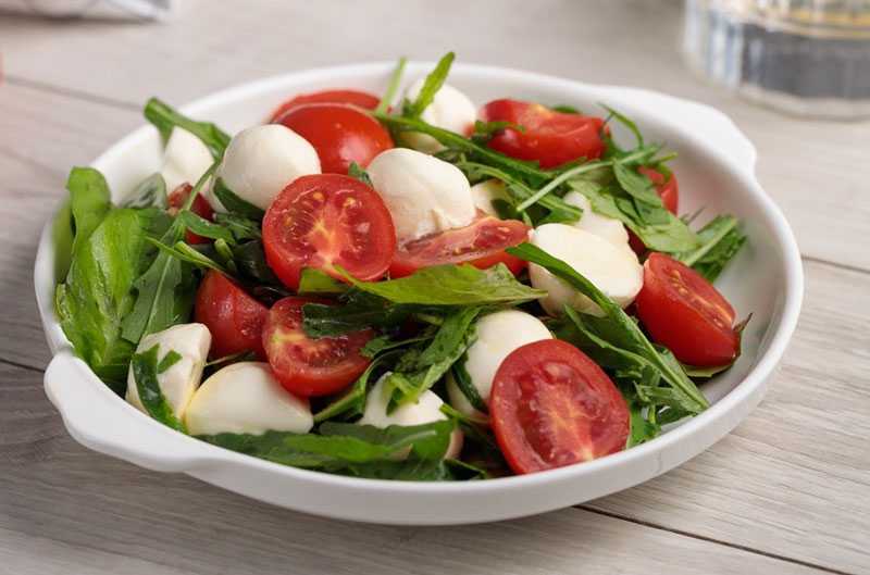 Салат с рукколой — 61 домашний вкусный рецепт приготовления