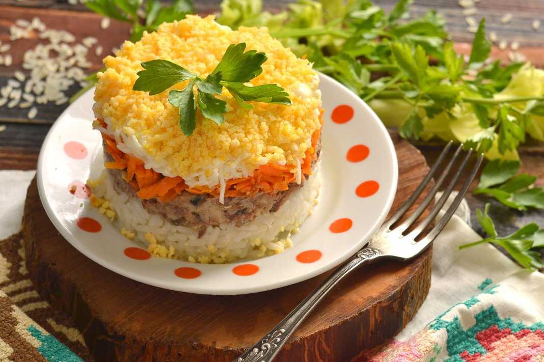 Салат из консервированной горбуши с рисом и яйцами - 8 пошаговых фото в рецепте