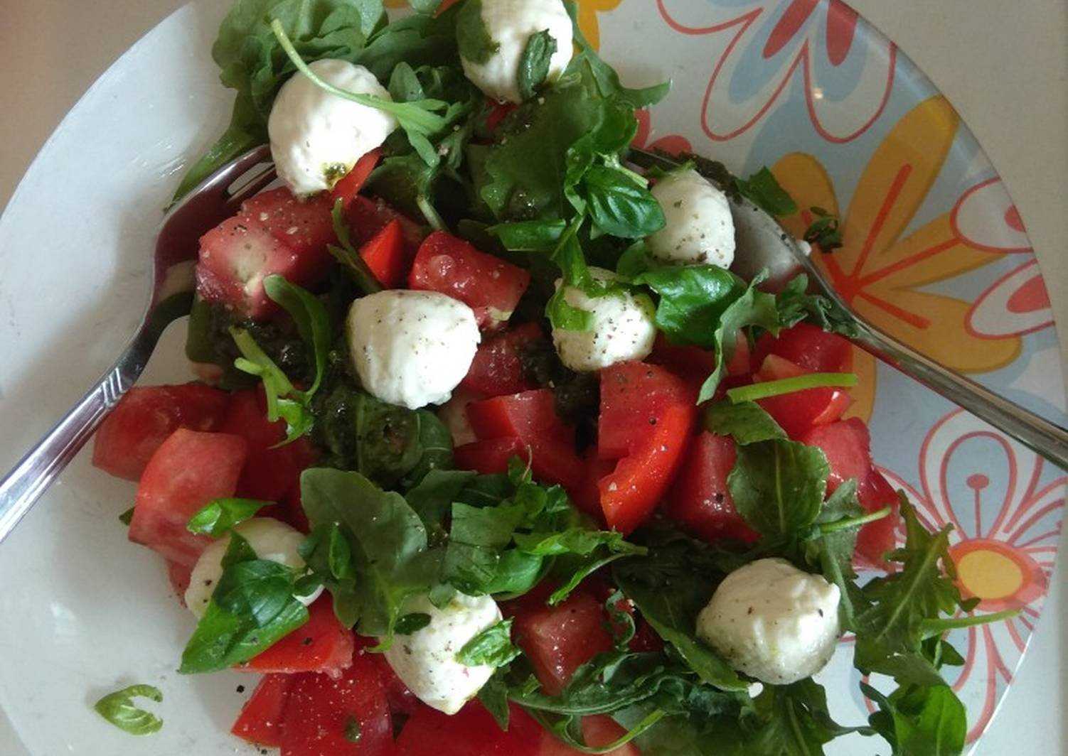 Салат с рукколой помидорами черри и моцареллой - 6 рецептов