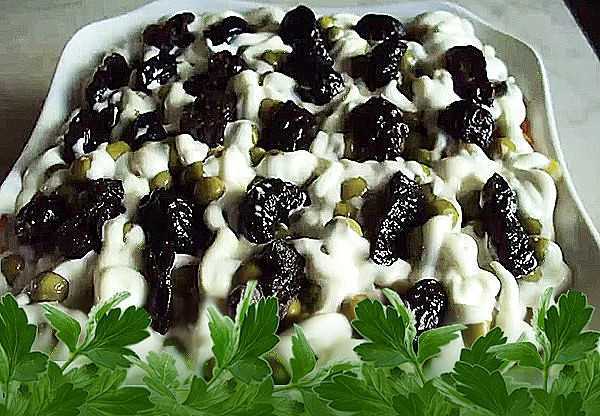 Салат из курицы с черносливом и грецкими орехами — 10 рецептов с сыром, огурцом, яйцом