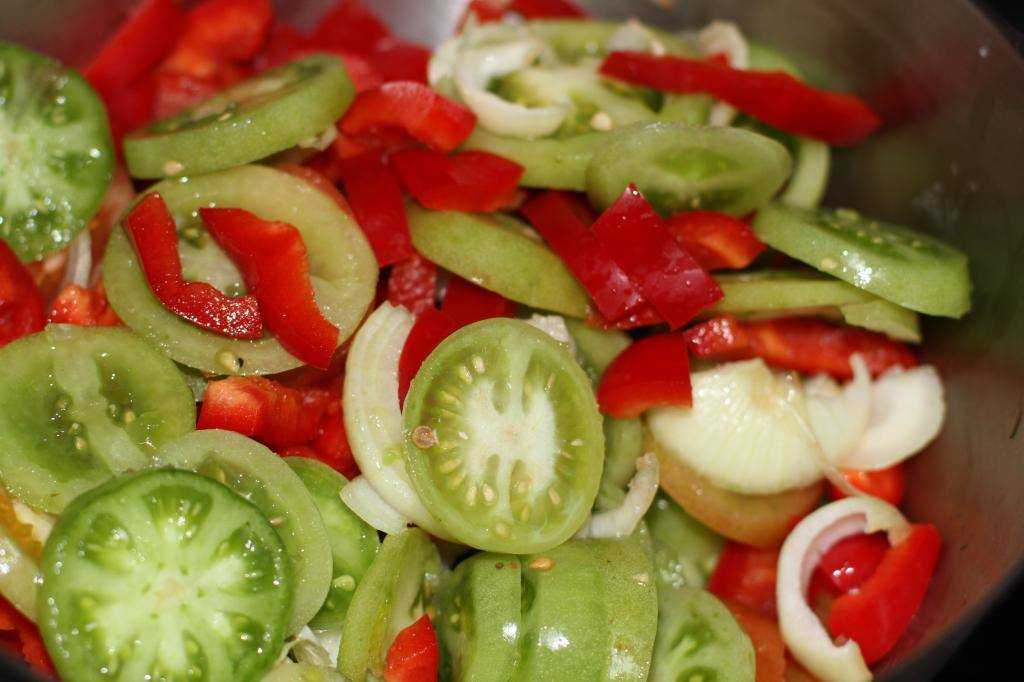 Салат из зеленых помидор на зиму — простые рецепты вкусного салата в банках