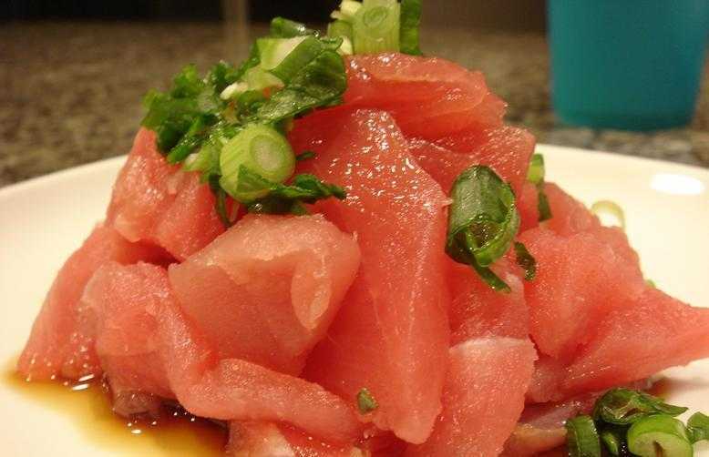 Салат с консервированным тунцом и рисом: рецепты праздничный и на каждый день