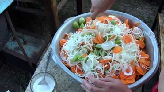 Салат из помидоров и огурцов на зиму – 10 рецептов с фото